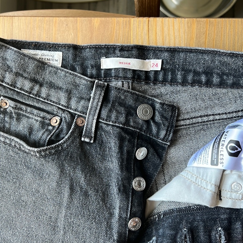 LEVI’S Wedgie Straight Leg Size 24 NWOT